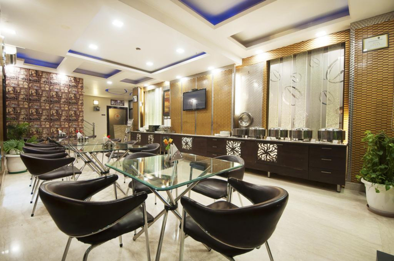 Food & Drinks, Le Cadre, Delhi