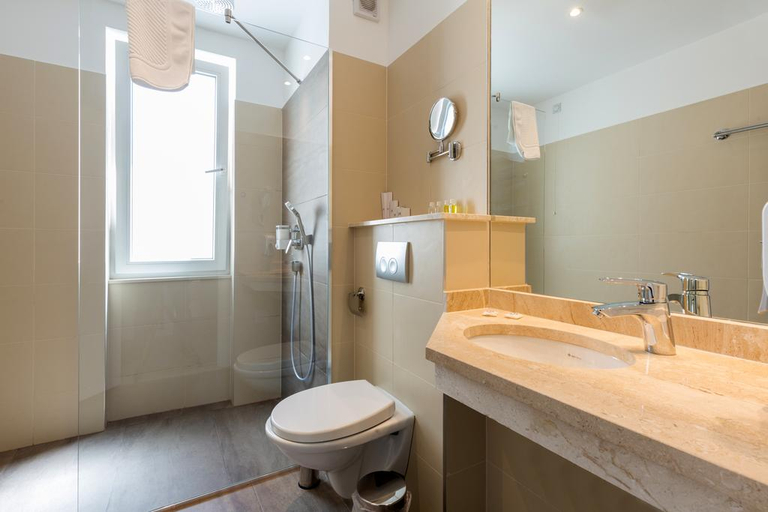 Bathroom, Royal Inn, Belgrade