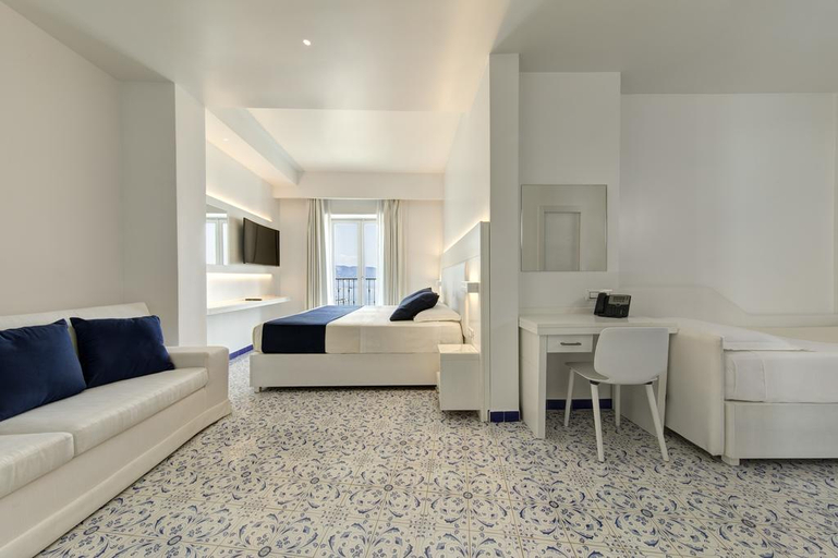 Bedroom 2, Lloyd's Baia, Salerno