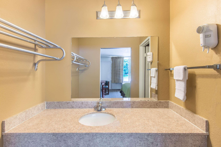 Bathroom 4, Hampton Inn by Hilton Clanton, Chilton