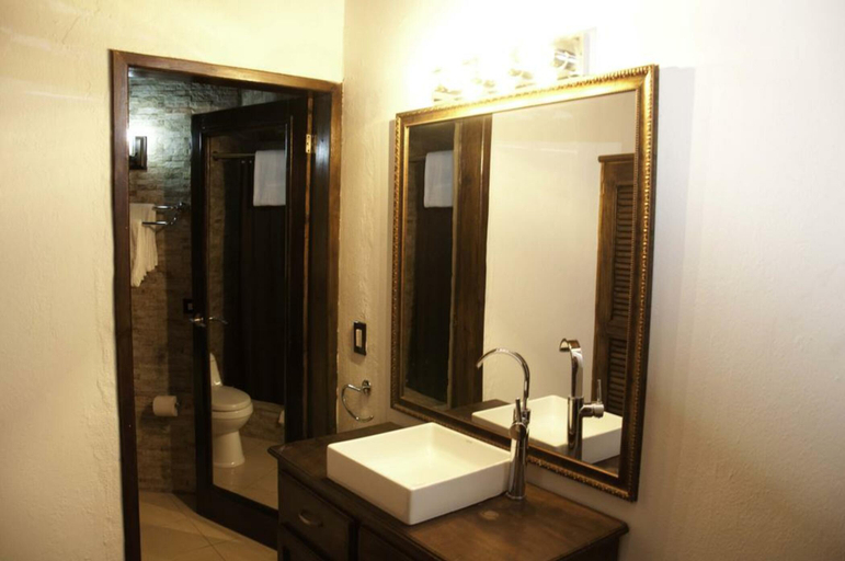 Bathroom 4, La Maison Hotel, Port-au-Prince