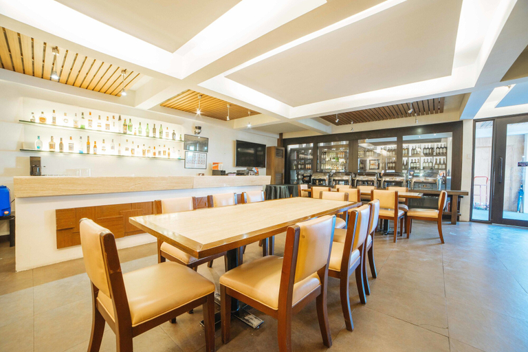 Food & Drinks 5, RedDoorz Plus near Naia Expressway, Pasay City
