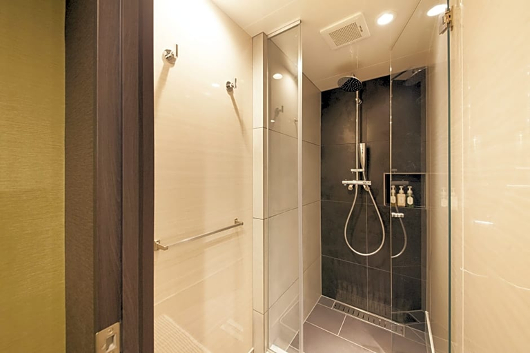 Bathroom 5, Ueno Station Hostel Oriental 1 - Caters to Men, Taitō