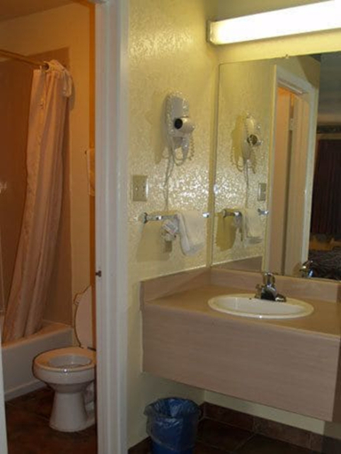 Bathroom 5, Rodeway Inn Downtown Airport Area, Bexar