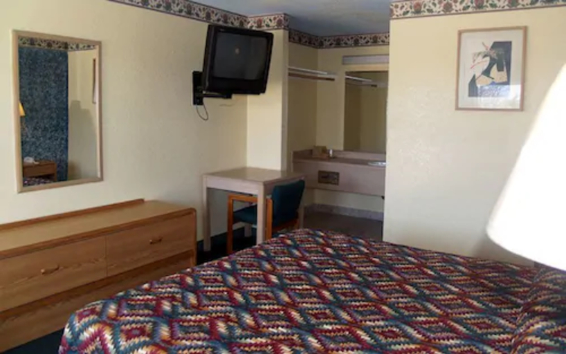 Bedroom 3, Rodeway Inn Downtown Airport Area, Bexar