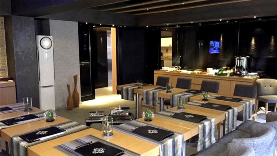 Business Facilities, The Black Hotel, Merkez