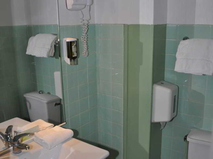 Bathroom 4, Cesar, Gard