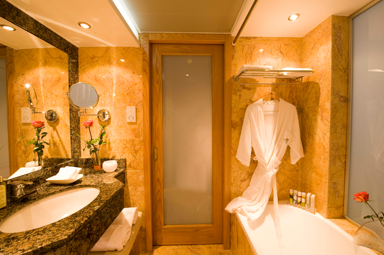 Bathroom 5, Constantinou Bros Pioneer Beach Hotel