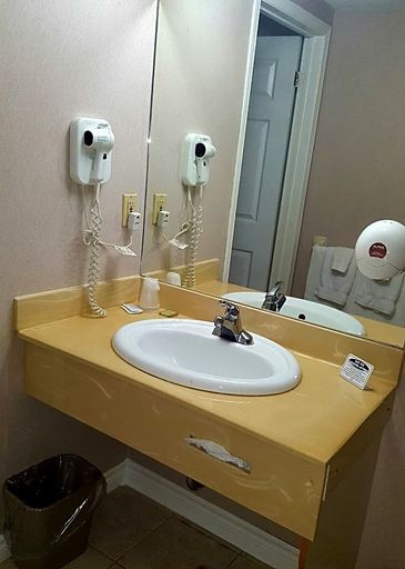 Bathroom 4, First Canada Inn Cornwall, Stormont, Dundas and Glengarry