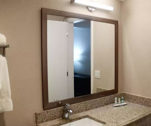 Bathroom 4, Pocono Inn & Banquet - Stroudsburg, Monroe