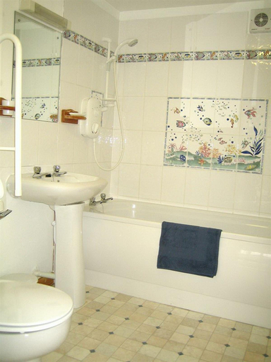 Bathroom 4, Dolphin Bay Suites, Highland