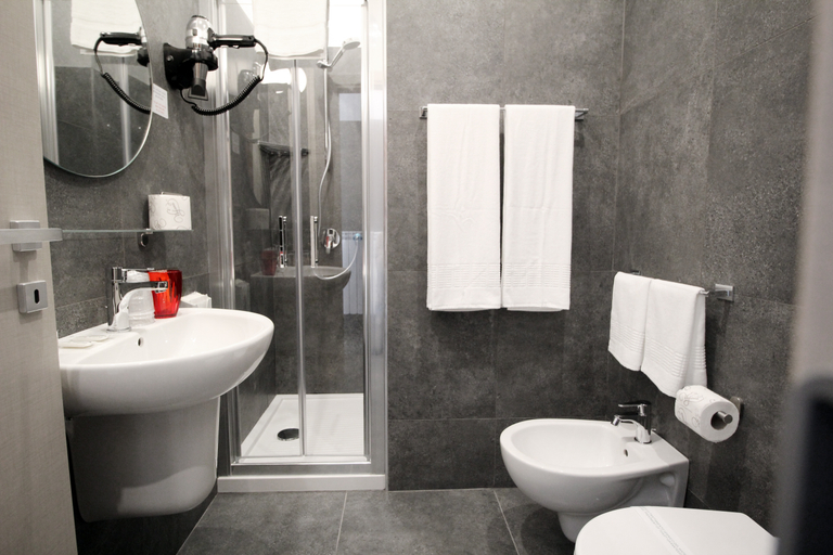 Bathroom 4, Piazza Bovio 22, Napoli