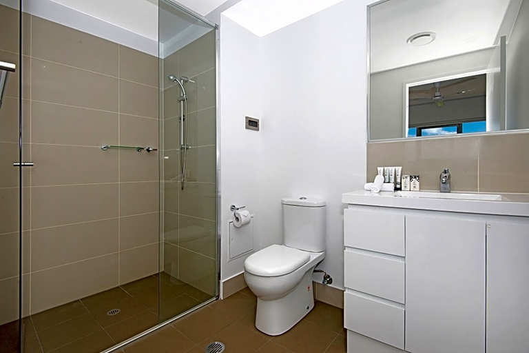 Bathroom 5, Allure Hotel and Apartments, South Townsville
