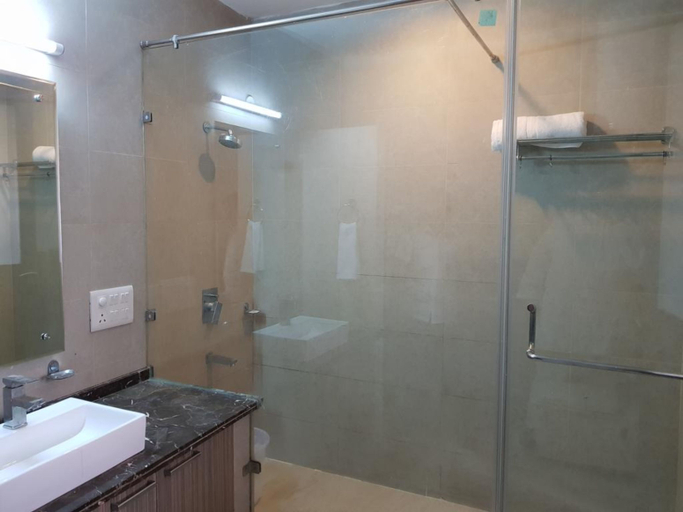 Bathroom 3, Hotel La Residenza, Delhi