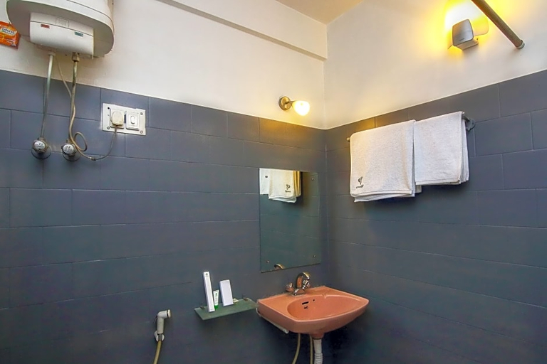 Bathroom 1, Treebo Trend Green View, Kolkata