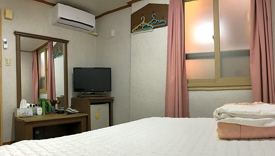 Bedroom 3, J Motel, Busanjin