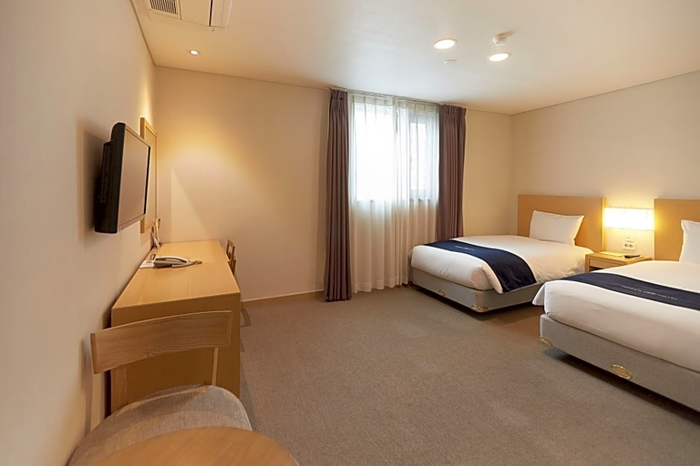 Bedroom 4, TowerHill Hotel, Jung