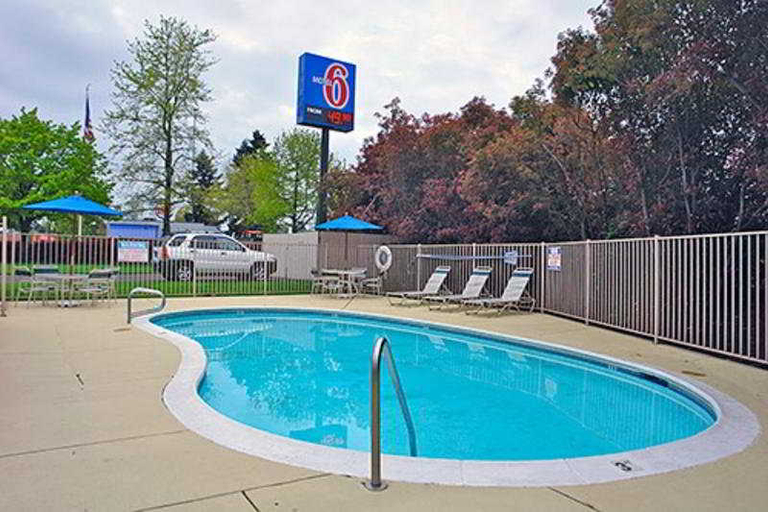 Sport & Beauty, Motel 6 Tigard West, Washington