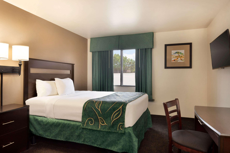 Bedroom 3, Travelodge by Wyndham Dexter, Stoddard