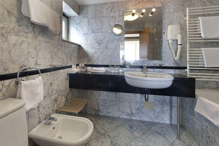 Bathroom 5, Grand Hotel Bonavia, Rijeka