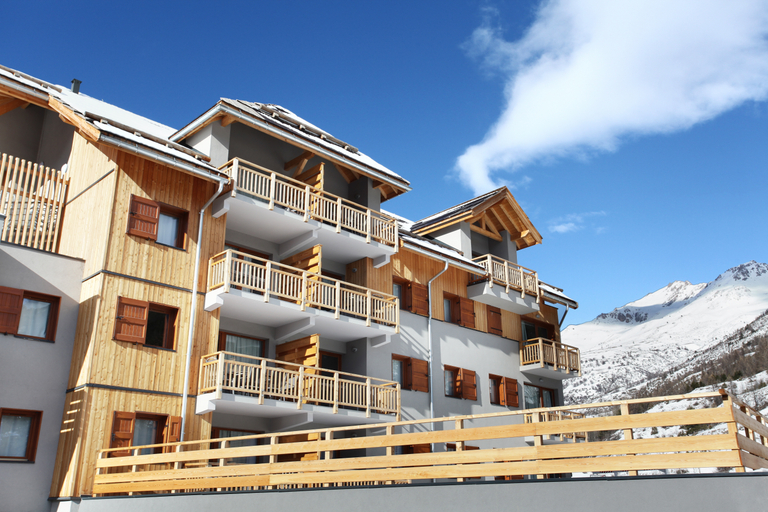 Exterior & Views