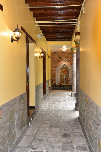 Public Area 3, La Basilica, Quito