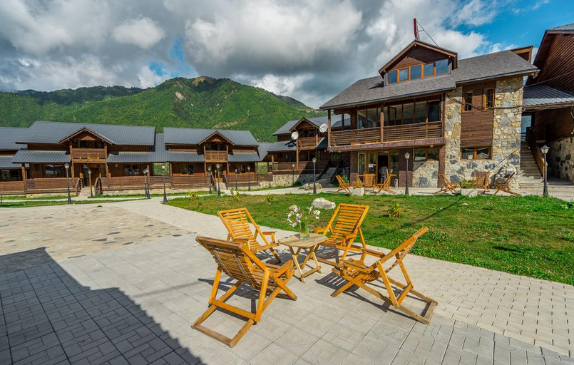 Exterior & Views