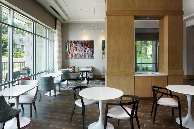 Food & Drinks 5, Hampton Inn & Suites Teaneck Glenpointe, Bergen