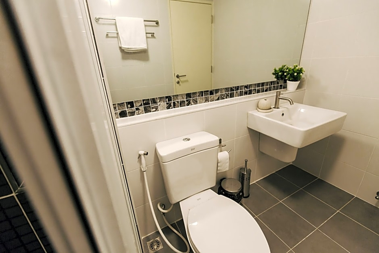 Bathroom 4, Vienghomnuan Suite Chiang Mai at D.Vieng Condo, Muang Chiang Mai