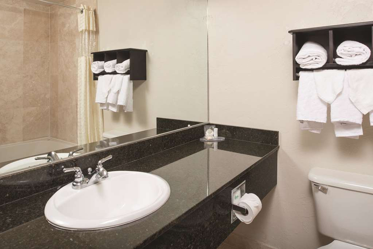 Bathroom 4, Best Western Plus Parkway Inn, Washington