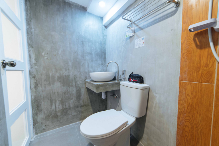 Bathroom 4, RedDoorz Plus @ Danlig Street Makati, Taguig