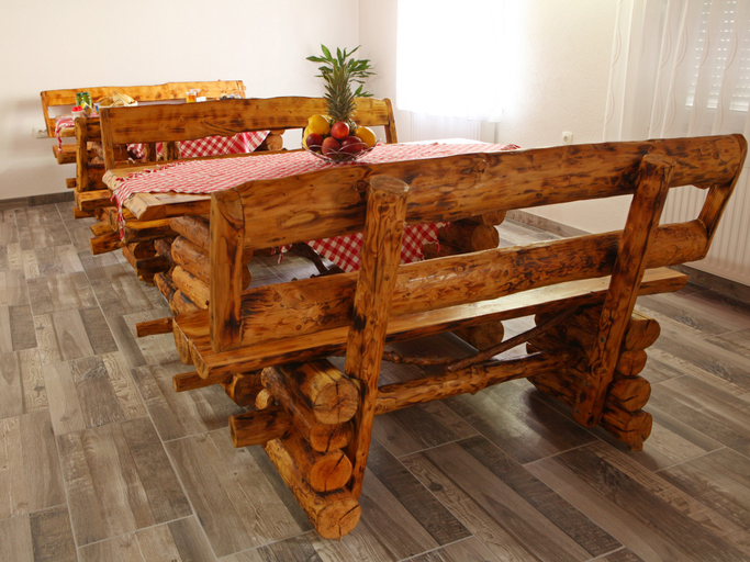 Public Area 3, House Jovica, Vrhovine