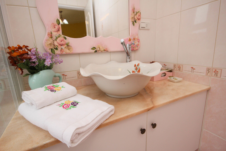 Bathroom 3, 宜蘭蝶古巴特風情畫民宿, Yilan