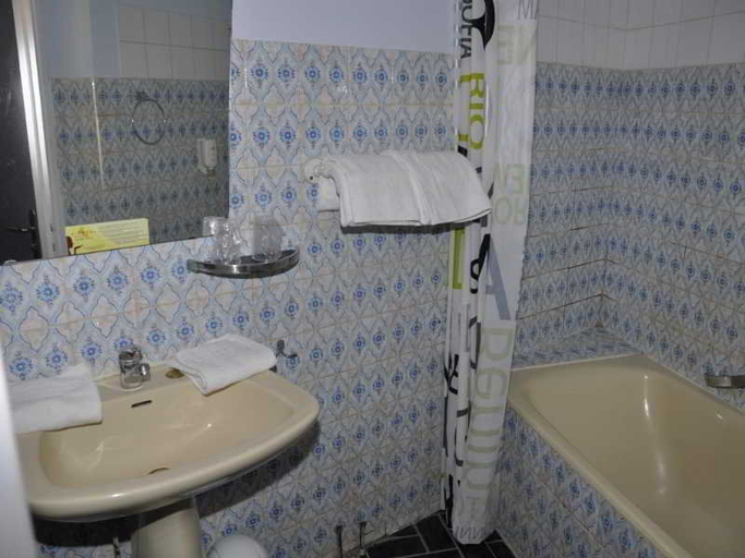 Bathroom 4, CESAR, Gard
