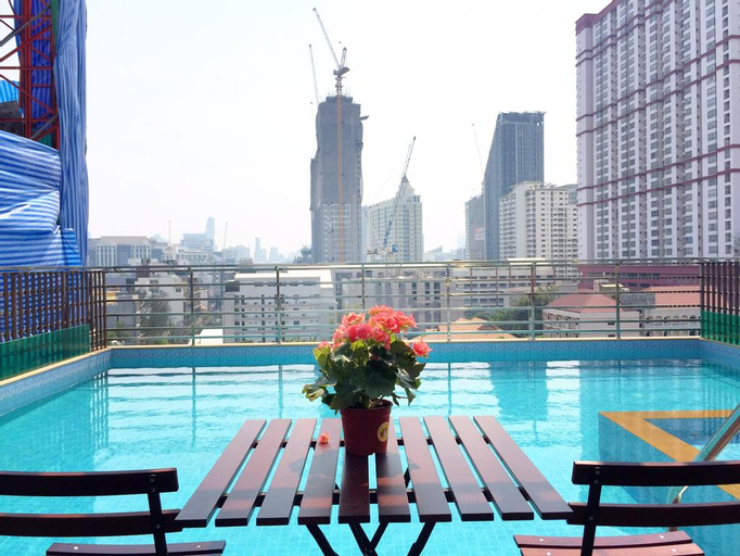 Exterior & Views 21