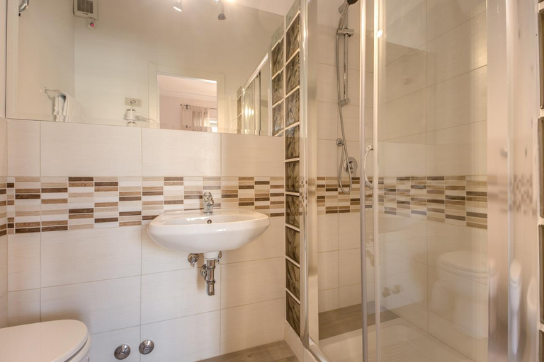 Bathroom 4, B&B Circus Maximus, Rome