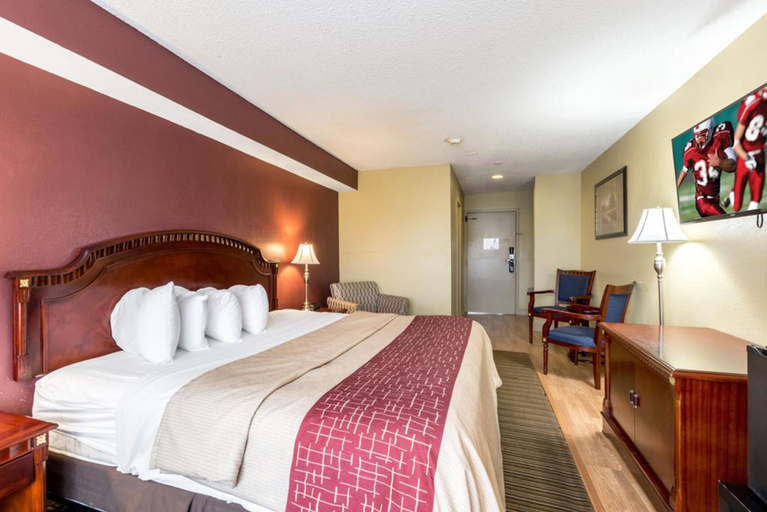 Bedroom 3, Days Inn & Suites By Wyndham Muskegon, Muskegon