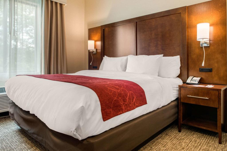 Bedroom 3, Comfort Suites Columbus Airport, Franklin