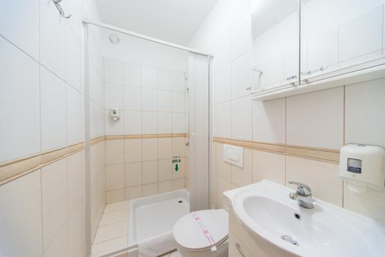 Bathroom 4, Hotel Piramida