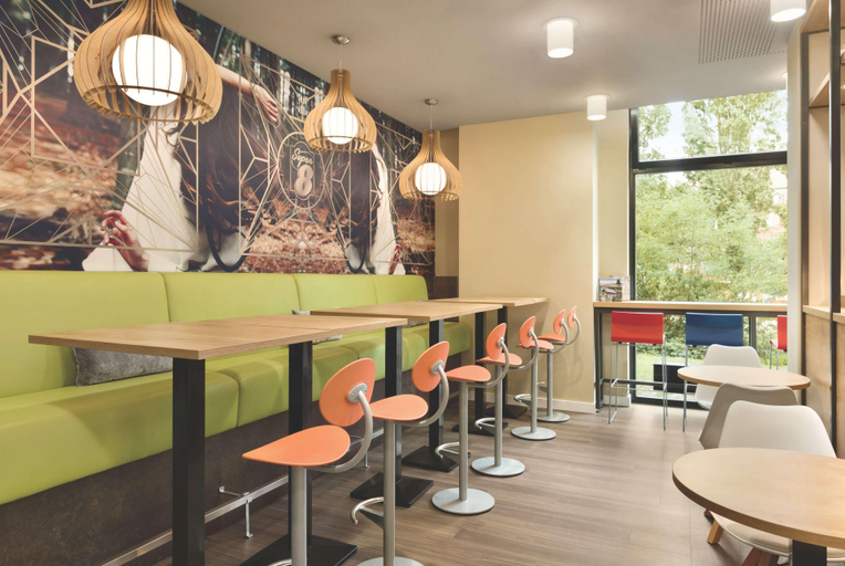 Food & Drinks 5, Super 8 by Wyndham Hamburg Mitte, Hamburg