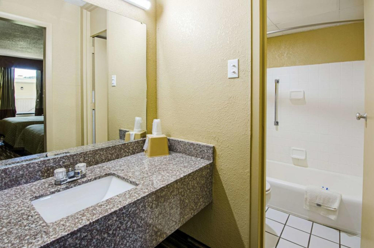 Bathroom 5, Rodeway Inn Bristol near State Street, Bristol