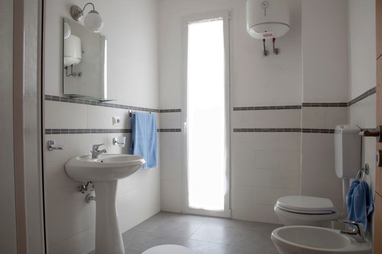 Bathroom 3, Zodiaco Apartments
