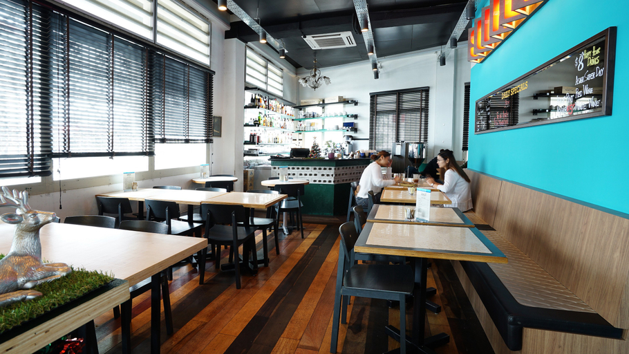 Food & Drinks, ZEN Rooms Farrer Park, Singapore
