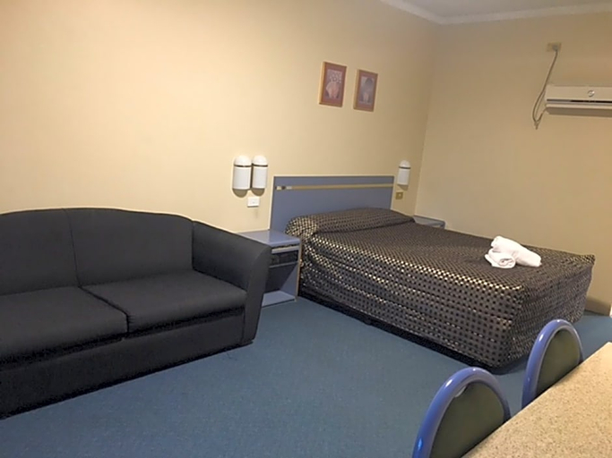 Bedroom 4, The Select Inn, Penrith - West