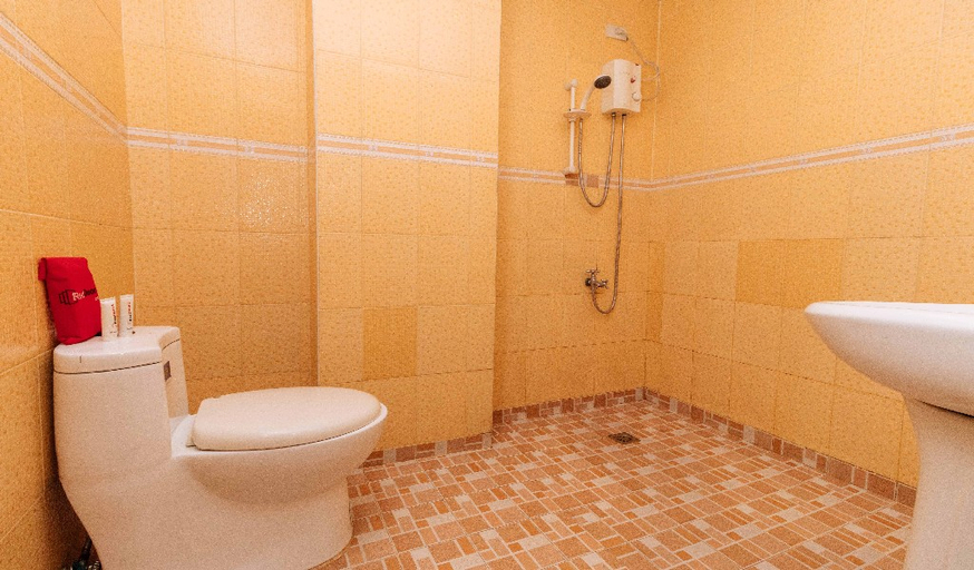 Bathroom, RedDoorz Plus @ Tayuman Manila, Manila City