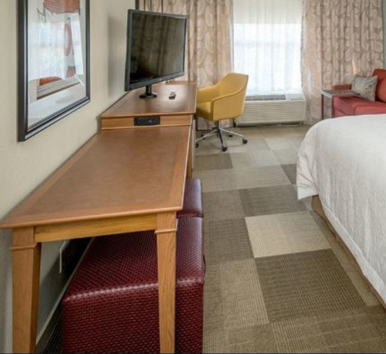 Bedroom 3, Hampton Inn Cranbury, Middlesex