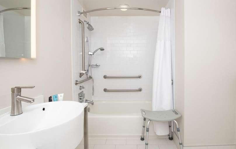Bathroom 4, Holiday Inn Baltimore - Inner Harbor, Baltimore