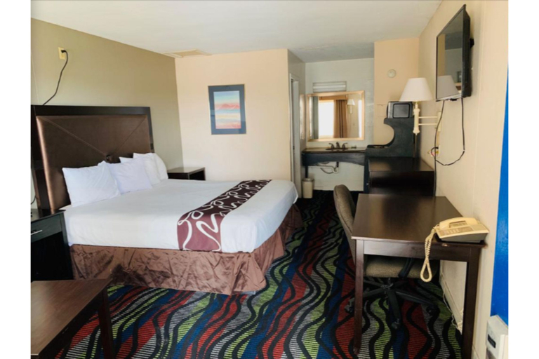 Bedroom 3, Rodeway Inn, Buffalo