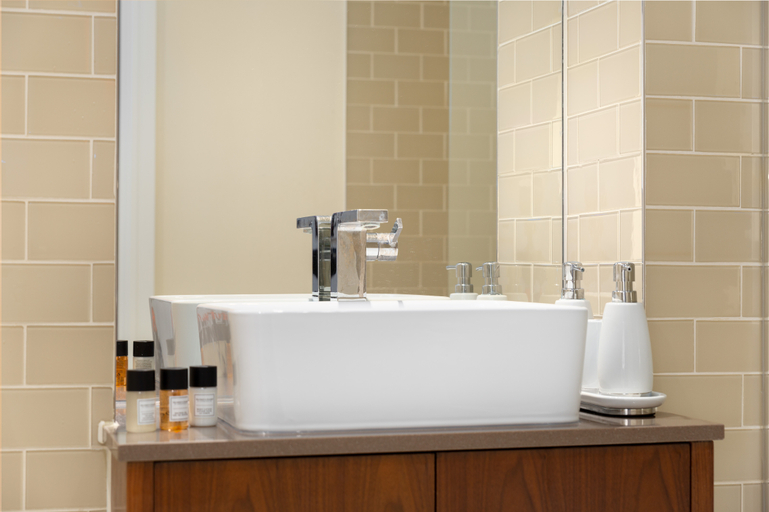 Bathroom 4, Lincoln Plaza One-Bedroom Apartments, London