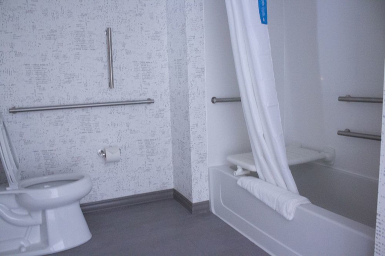 Bathroom 4, Hampton Inn & Suites Cranberry Pittsburgh, Butler